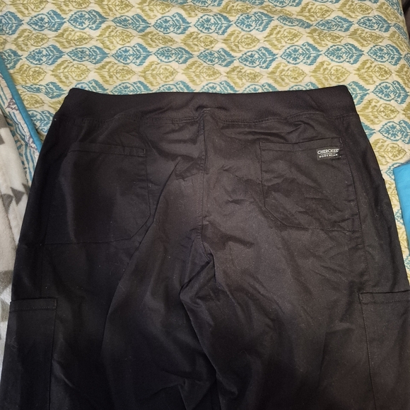 Mixed assortment of scrub tops & bottoms - Picture 8 of 14